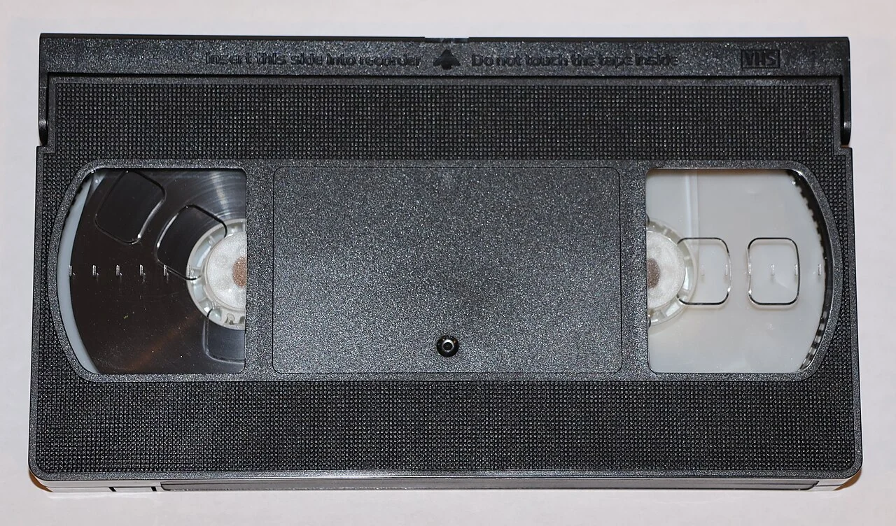 Echte VHS-Videokassette mit zwei sichtbaren Bandspulen