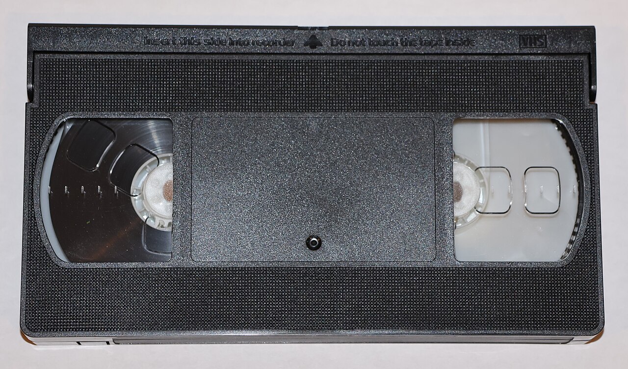 Echte VHS-Videokassette mit zwei sichtbaren Bandspulen